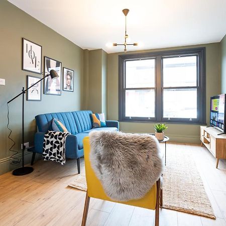 Villa Stunning Scandi 3 Bed House In Manchester-Parking Extérieur photo