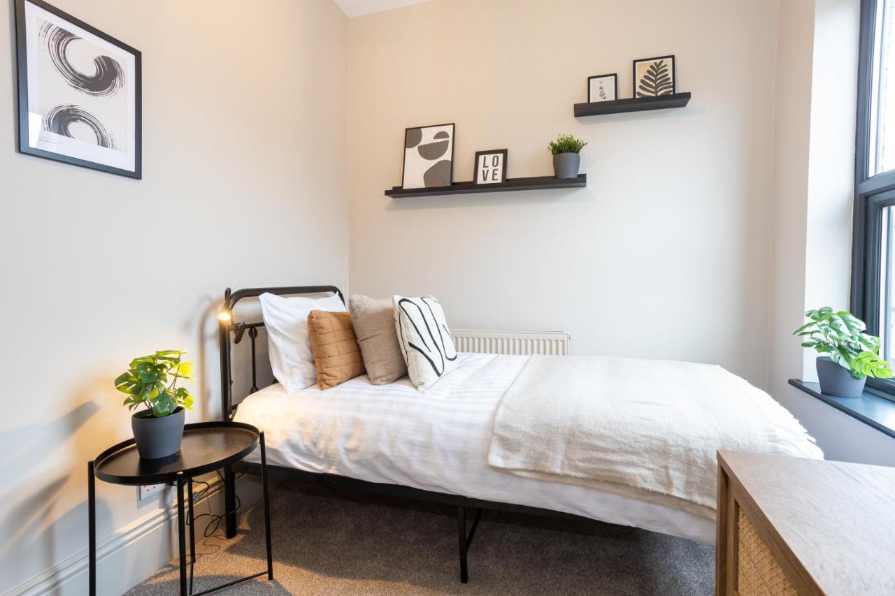 Villa Stunning Scandi 3 Bed House In Manchester-Parking Extérieur photo