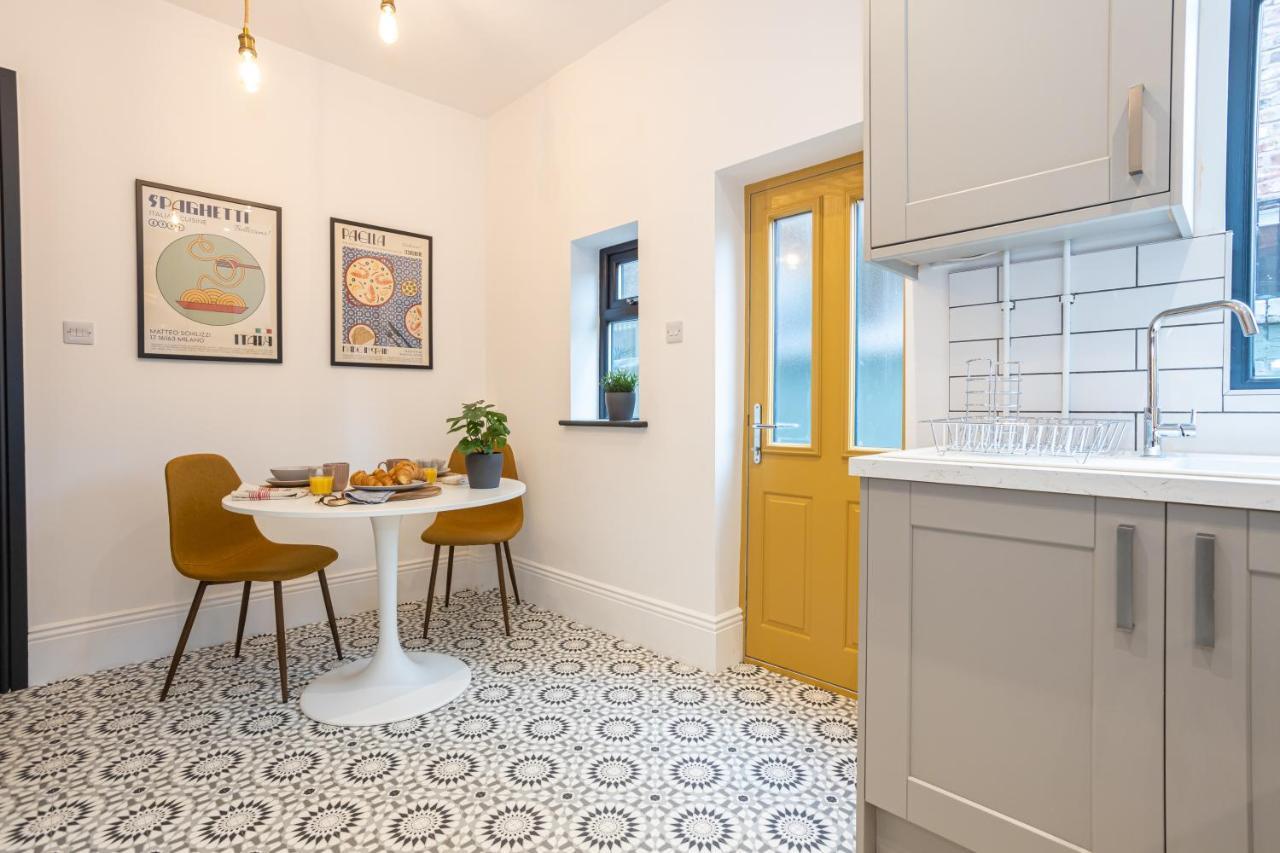 Villa Stunning Scandi 3 Bed House In Manchester-Parking Extérieur photo