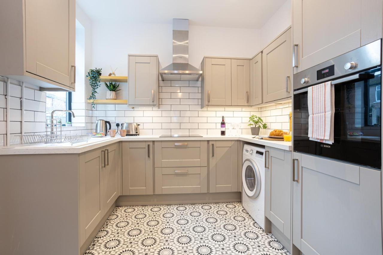 Villa Stunning Scandi 3 Bed House In Manchester-Parking Extérieur photo